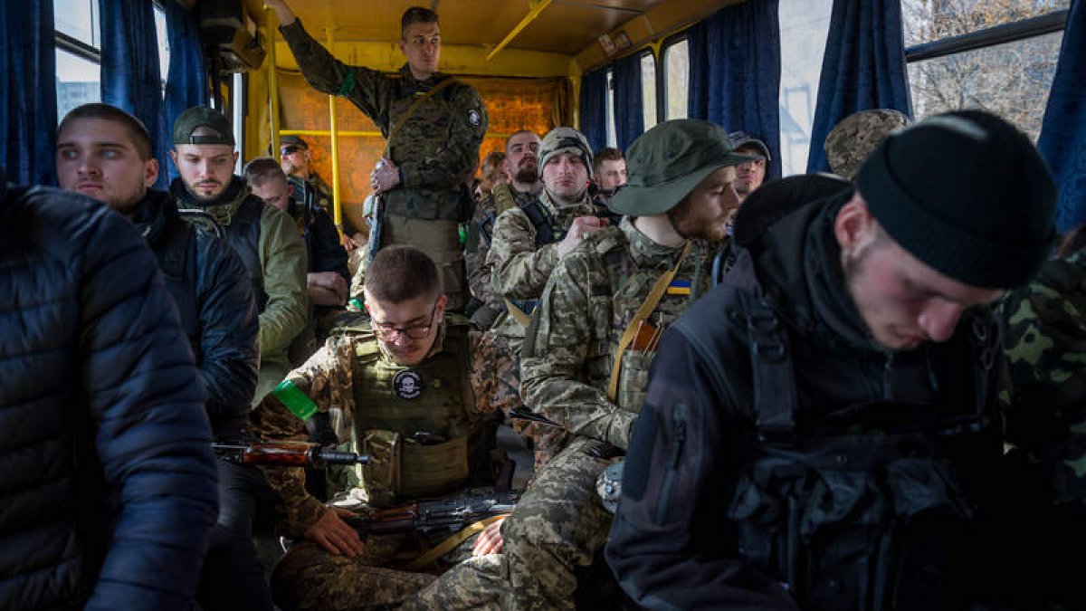 Un grupo de voluntarios se dirige a un campo de entrenamiento en las inmediaciones de Kiev antes de ir al frente. MIGUEL GUTIÉRREZ