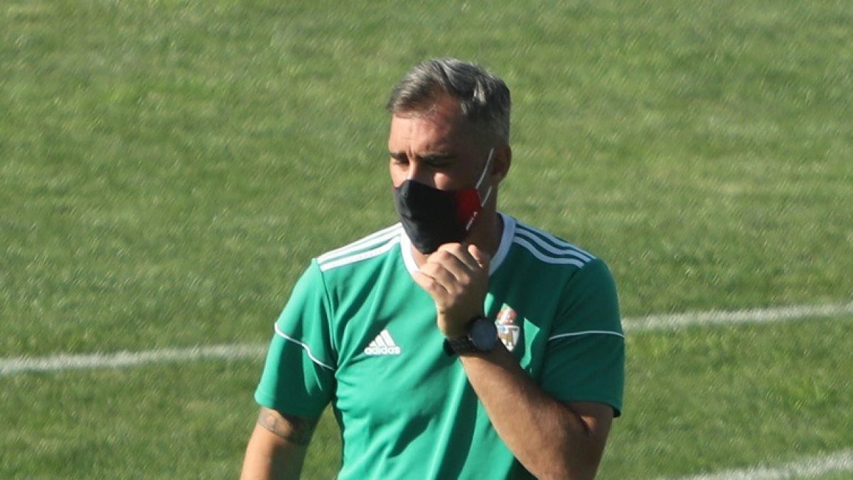 El entrenador de la Ponferradina, Jon Pérez 'Bolo' durante un entrenamiento. L. DE LA MATA