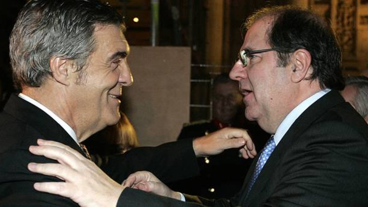 El presidente de la Junta, Juan Vicente Herrera Herrera saluda al presidente de la Fele, Javier Cepedano.