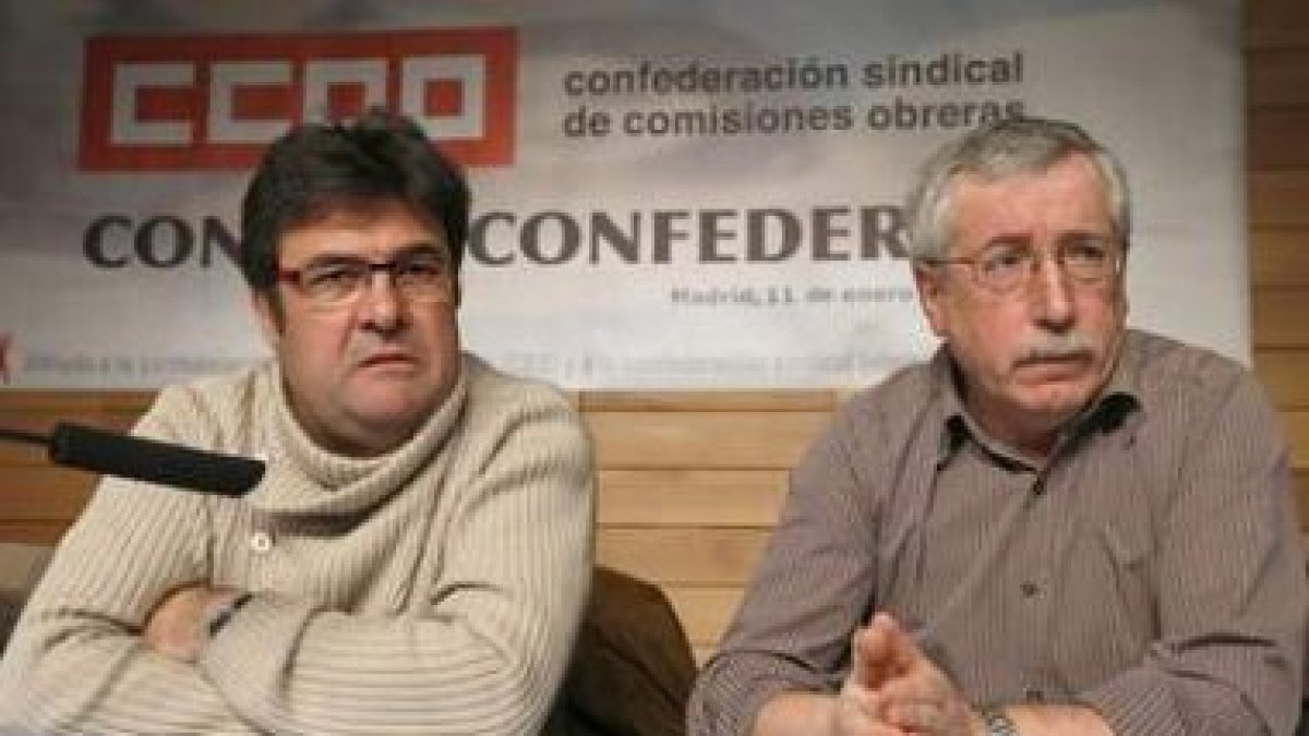 El secretario general de Extremadura de CC.OO., Julián Carretero, junto a Toxo.