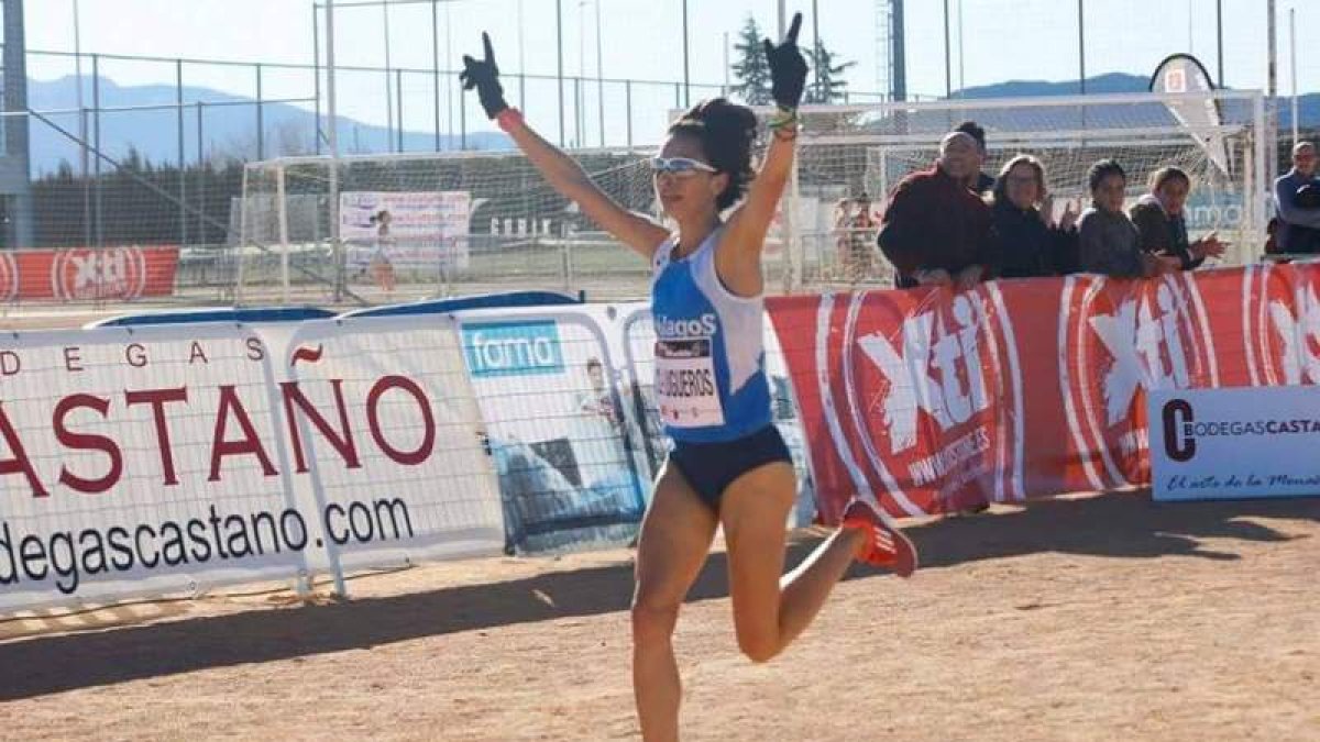 Nuria Lugueros levanta los brazos como triunfadora en Yecla. G. LUNA
