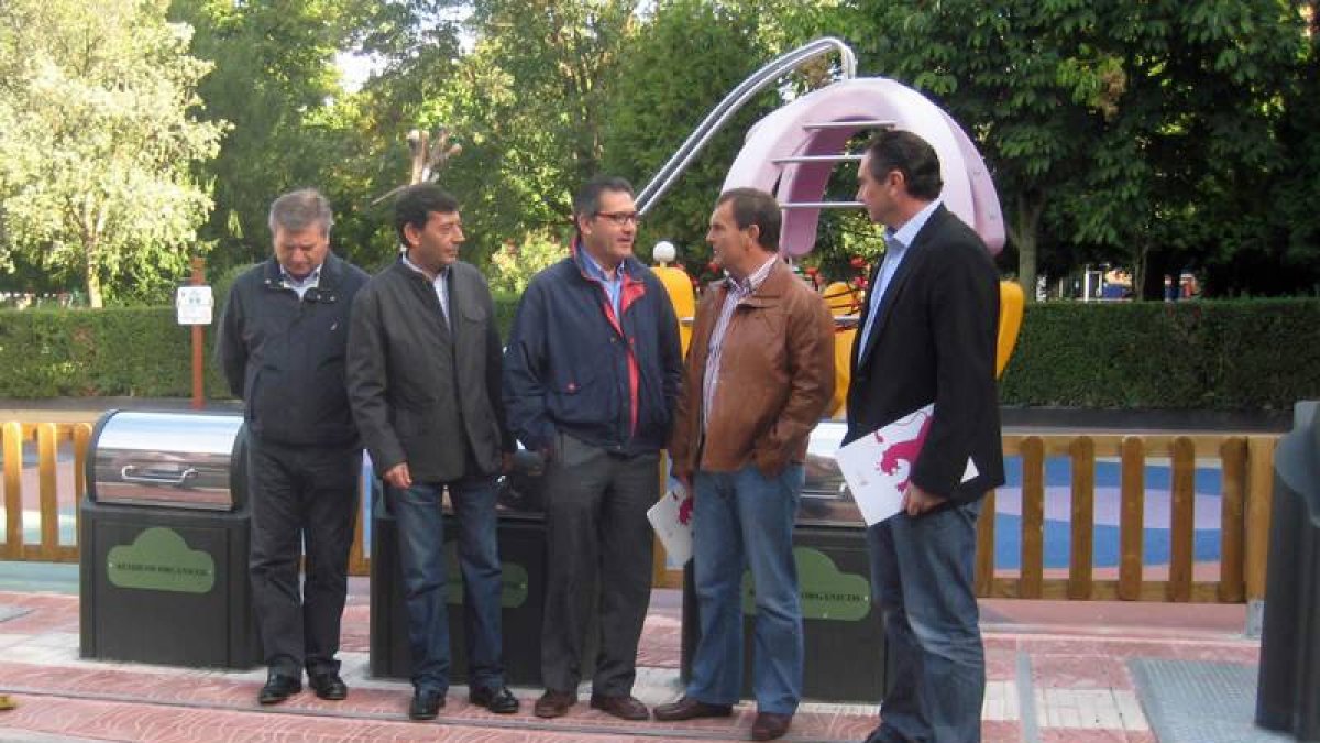 Los diputados provinciales con el alcalde de Cacabelos, durante su visita a la zona urbanizada