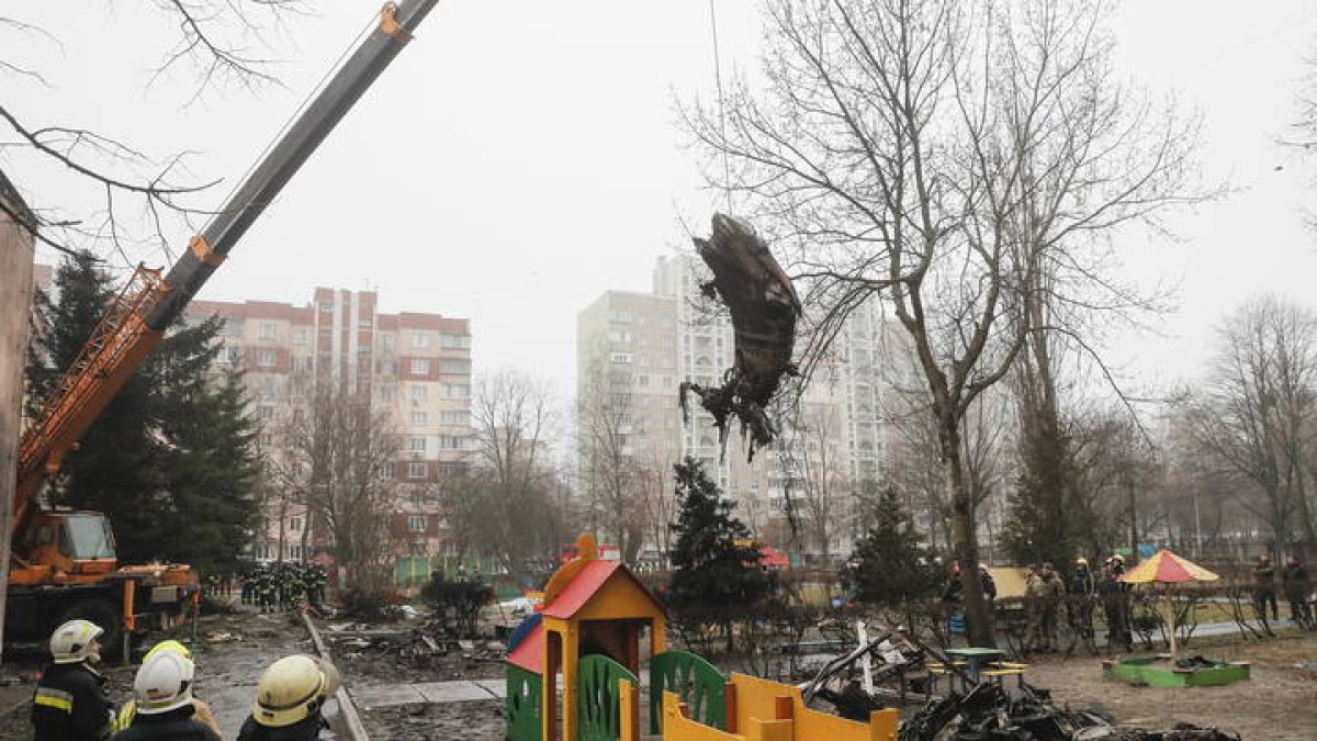 Rescate del helicóptero accidentado que se ha estrellado en la ciudad ucraniana de Brovary. SERGEY DOLZHENKO