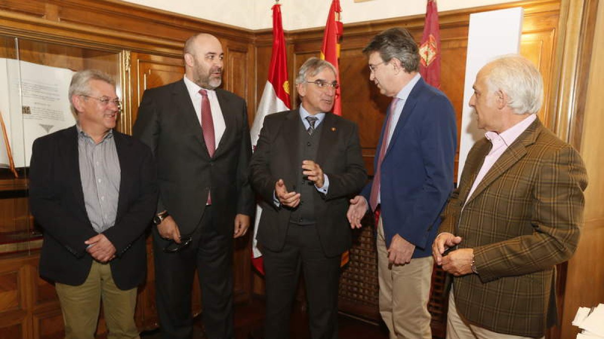 Juan Martínez Majo, recibió ayer en León a los responsables de la Cámara astorgana. RAMIRO
