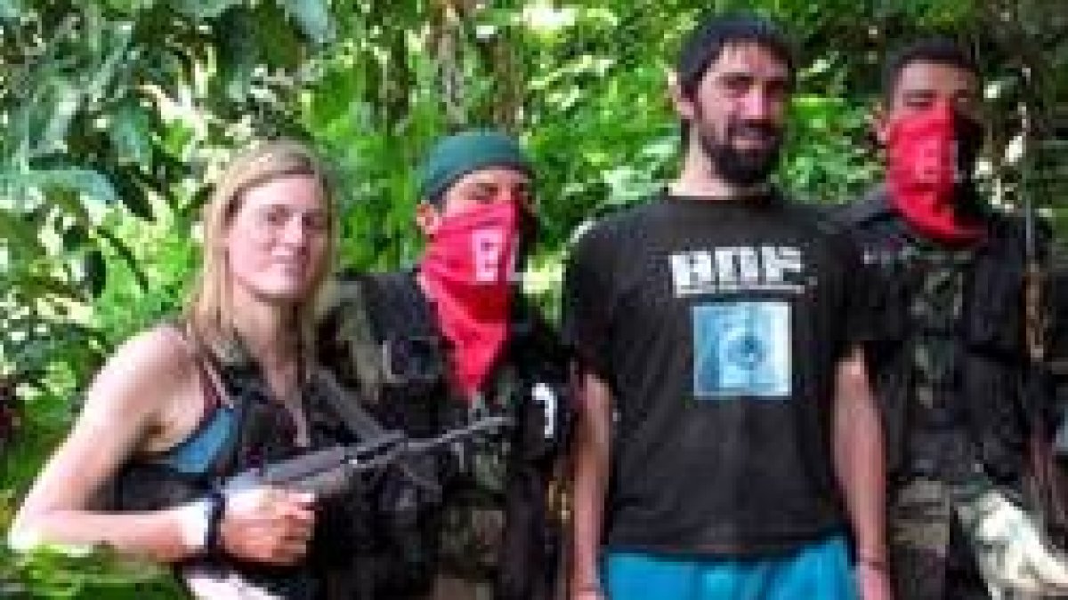 Asier Huegun y la alemana Reinhilt Weige posan con guerrileros de ELN antes de ser liberados