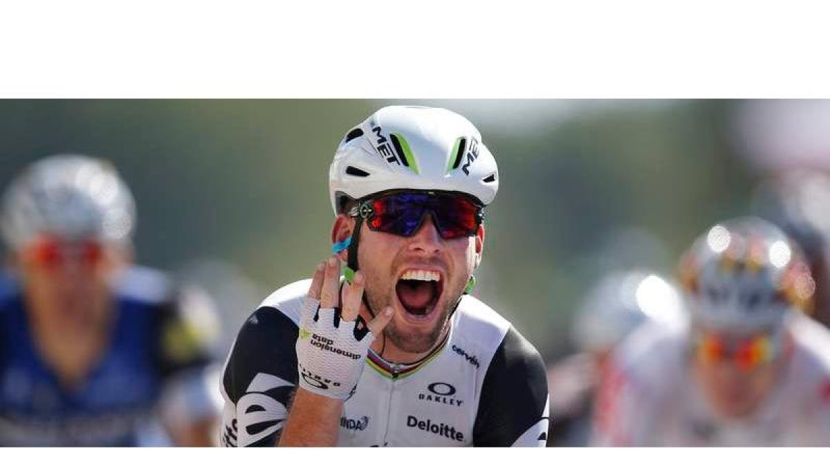 Cavendish muestra sus cuatro dedos por sus cuatro victorias. VALAT