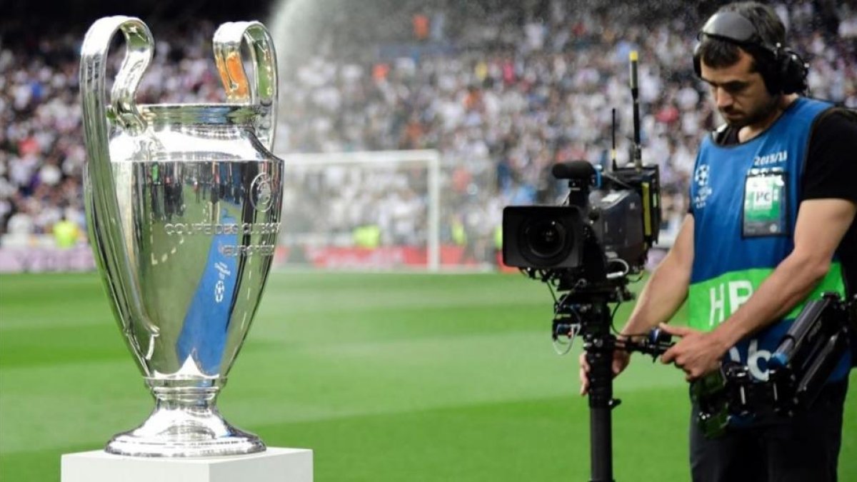 Cámara de televisión tomando un primer plano de la copa de la Liga de Campeones.