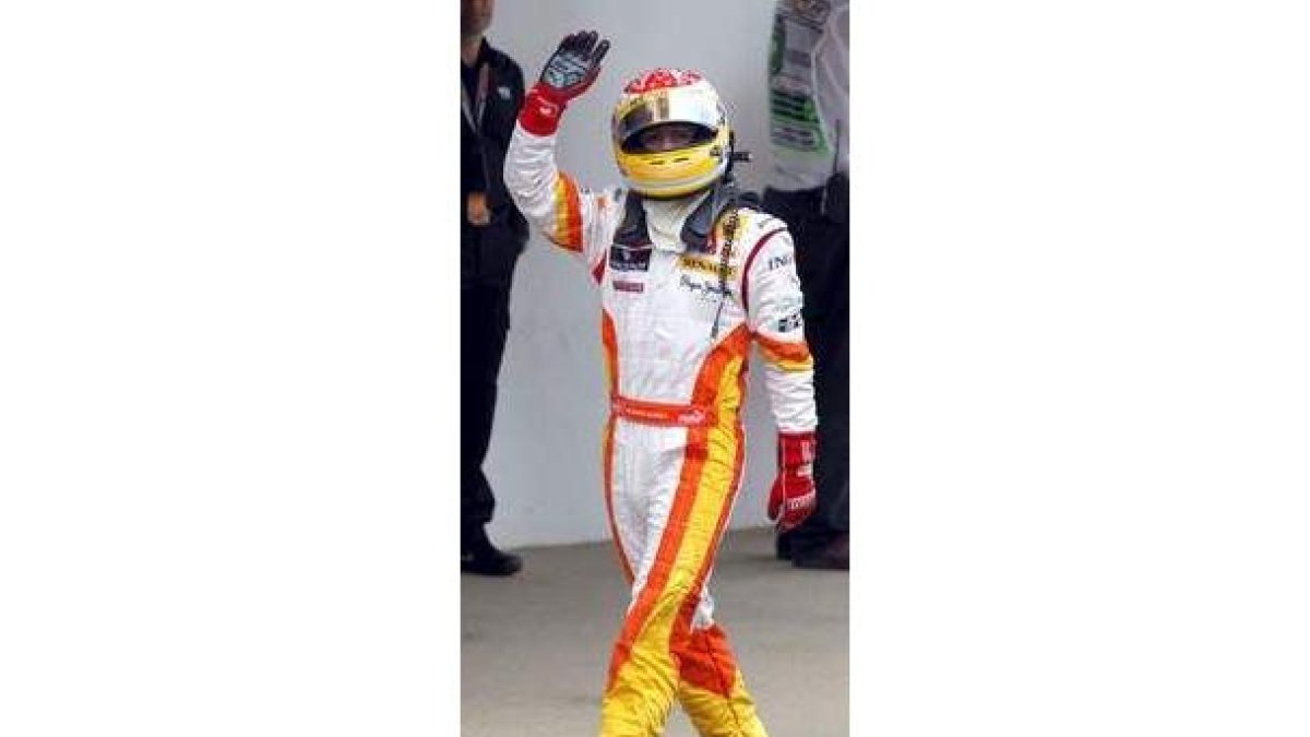 El piloto español Fernando Alonso saluda a los aficionados