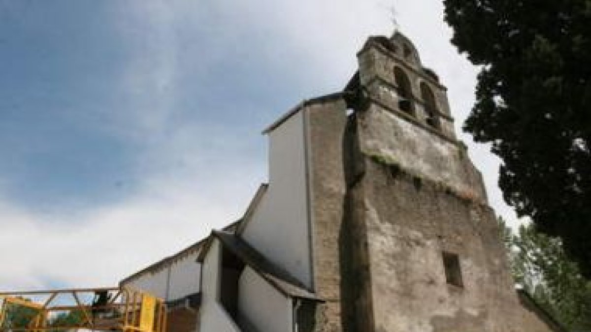 La imagen muestra el exterior de la iglesia parroquial de Dehesas.