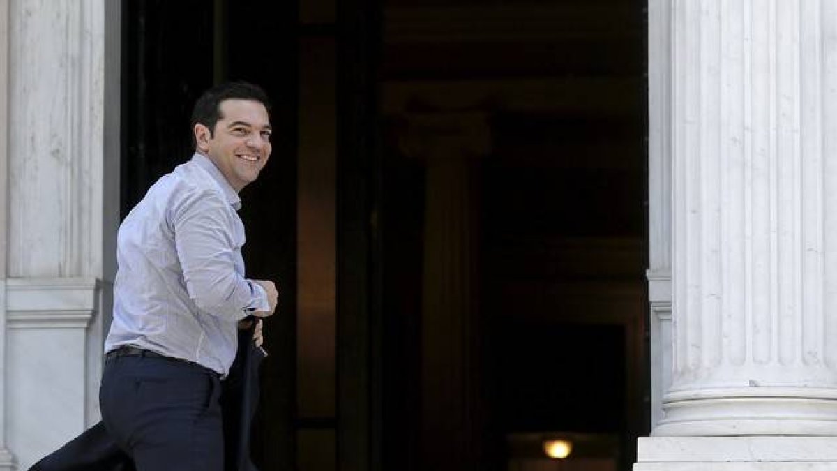 El primer ministro griego, Alexis Tsipras, a la llegada a su oficina este sábado.