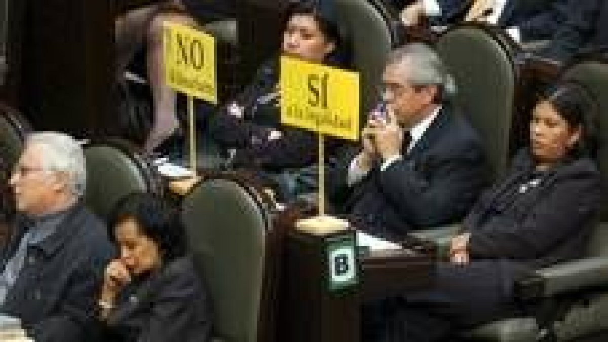 Diputados del partido de López Obrador tras la votación que aprobó el desafuero de éste