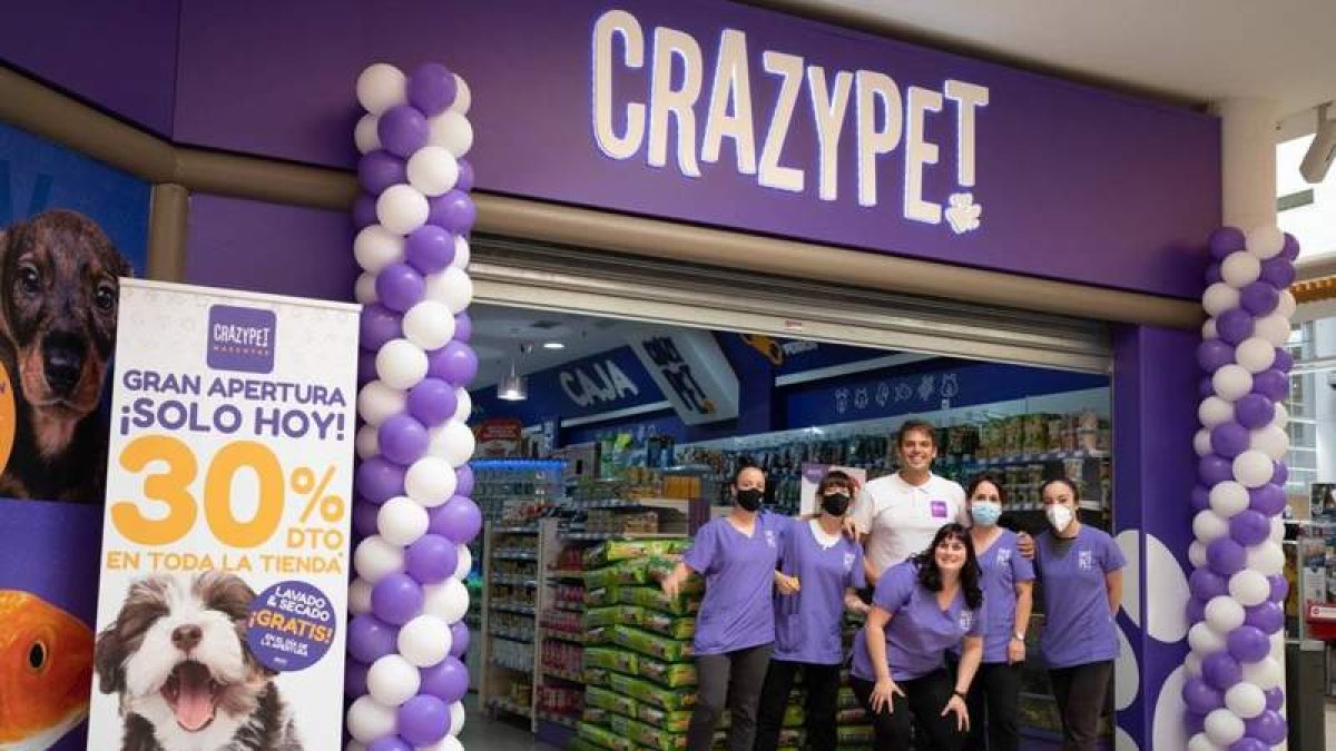 Parte del equipo que trabaja en Crazypet en la tienda de León. DL