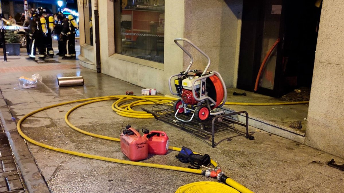 Actuación de los bomberos de León en La Bañeza. BOMBEROS AYUNTAMIENTO DE LEÓN