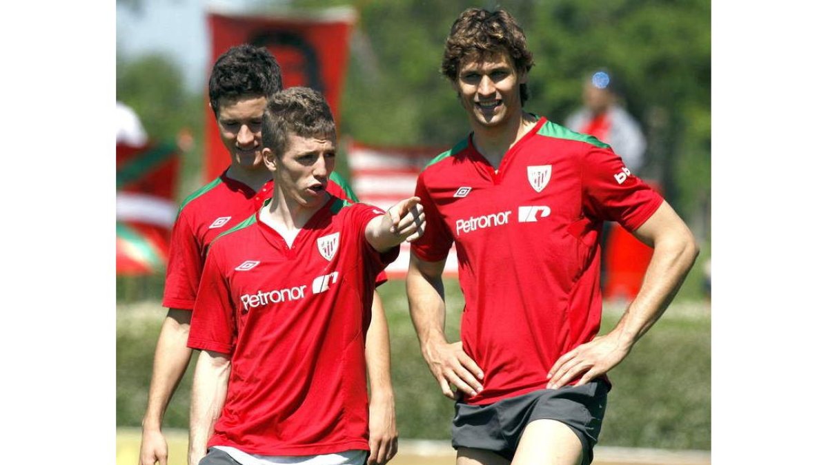 Ander Herrera, Iker Muniain y Fernando Llorente durante el entrenamiento de ayer.