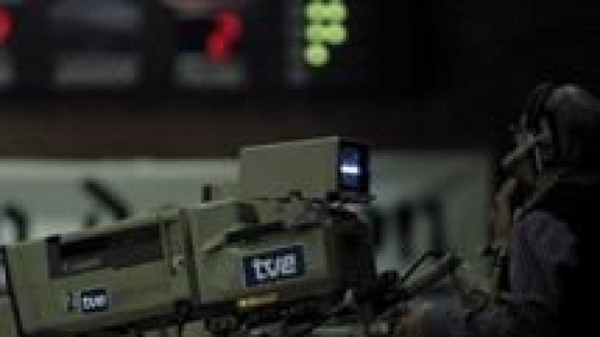 Un cámara de TVE, durante la retransmisión de un partido en el Palacio de los Deportes de León