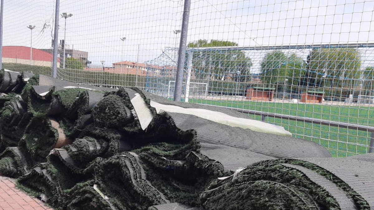 Los rollos de césped artificial en el recinto de La Palomera. DL