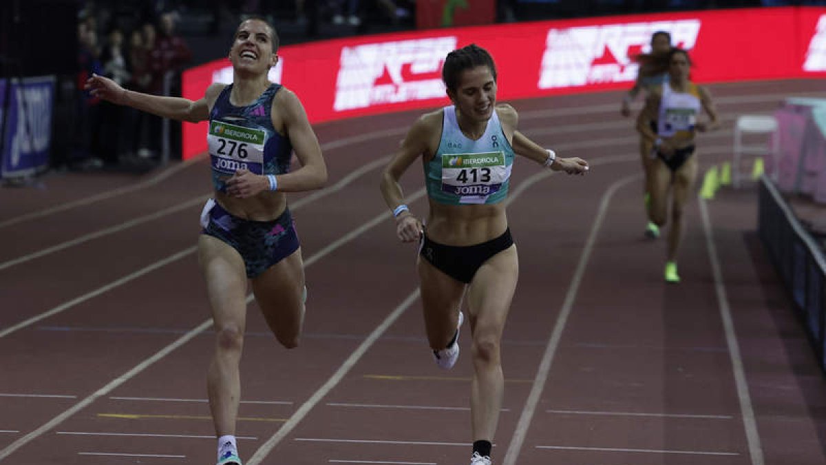 Marta García, a la derecha, en el sprint final con el que se jugó el triunfo frente a Marta Pérez. SERGIO PÉREZ
