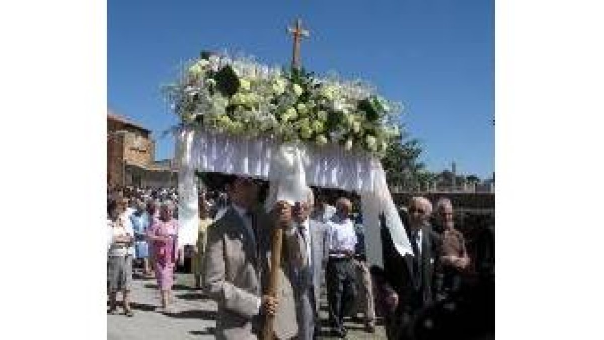 El canto del ramo que participa en el desfile religioso es una tradición