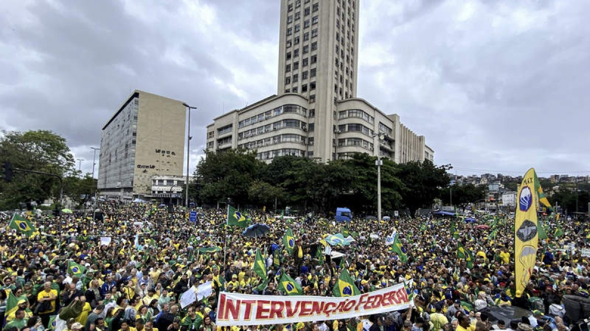 Miles de personas ayer en Río, en una protesta de seguidores del expresidente Bolsonaro. ANTONIO LACERDA