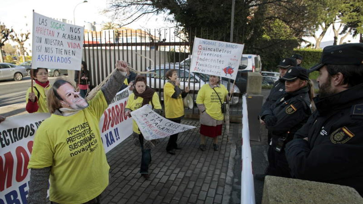 Afectados por las preferentes protestan frente a la Delegación del Gobierno de Galicia.