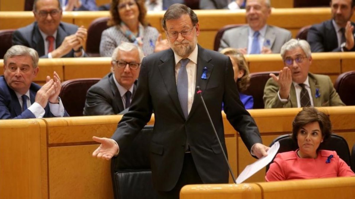 Mariano Rajoy y, a su izquierda, Soraya Sáenz de Santamaría, este martes en la sesión de control en el Senado. /