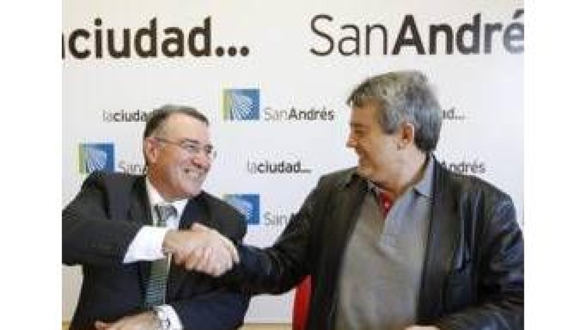 Los alcaldes Alfredo García y Miguel Martínez firman el convenio
