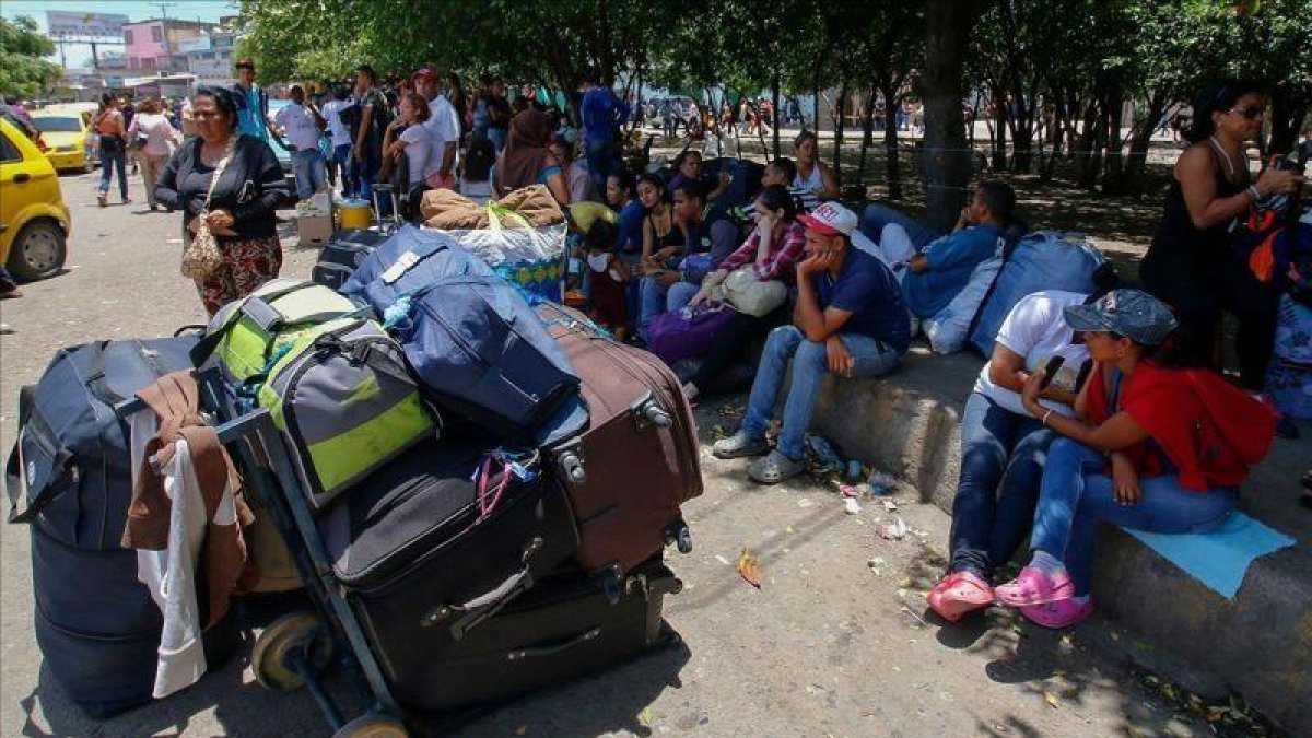 Venezolanos esperando entrar en Colombia.