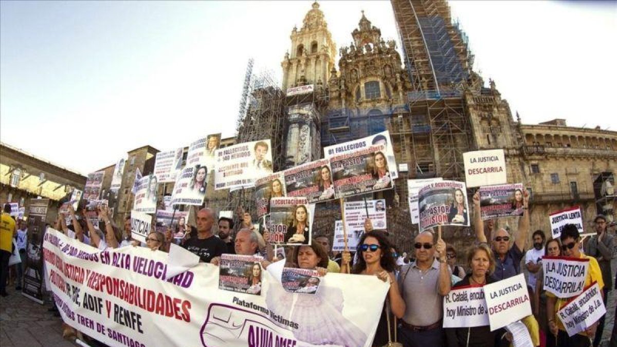 Familiares y víctimas del accidente del Alvia reclaman justicia en el tercer aniversario del siniestro, en la plaza del Obradoiro, en Santiago, en julio del pasado año.