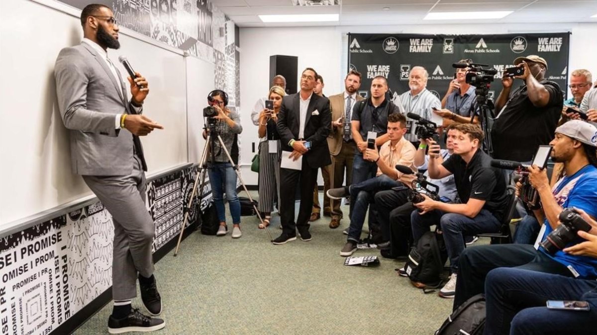 LeBron James atiende a la prensa en una de las aulas de la escuela que inauguró, el pasado lunes, en Akron, su pueblo natal