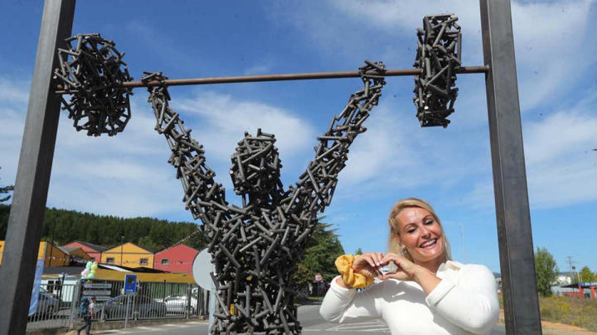 La haltera Lydia Valentin descubre una escultura en  en su pueblo natal  de Camponaraya . L. DE LA MATA