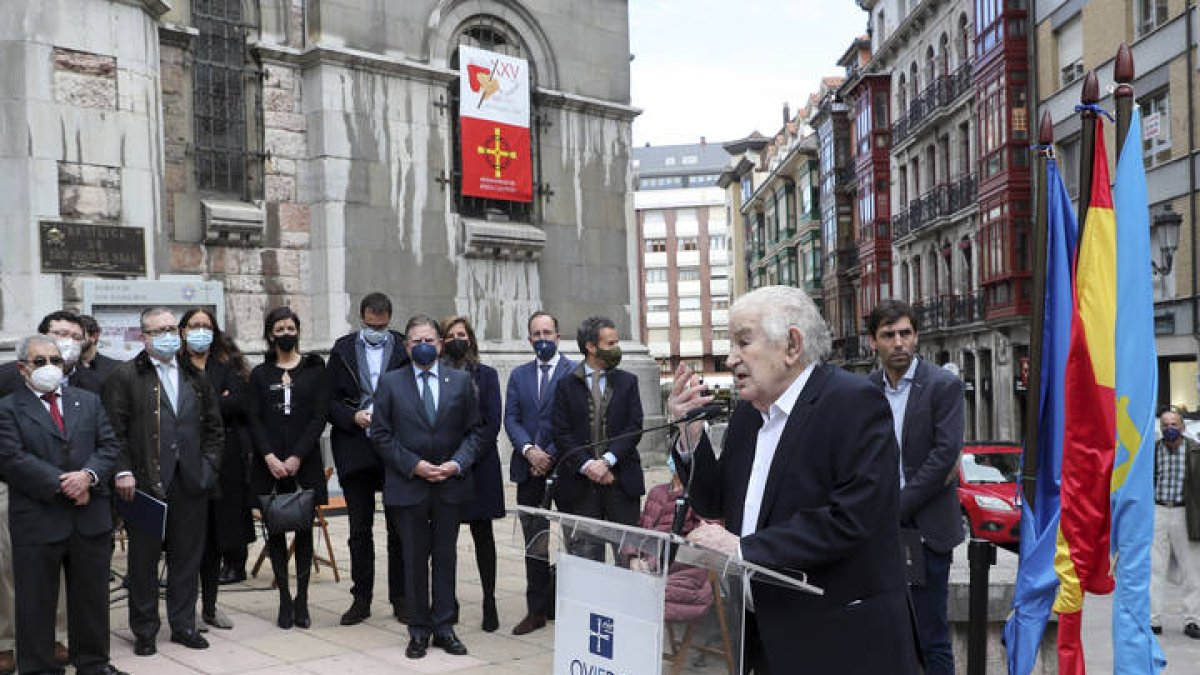 El poeta Antonio Gamoneda lee un poema tras descubrir este lunes una placa instalada en su casa natal durante el homenaje a los poetas asturianos Antonio Gamoneda y José García Nieto.J. L. CEREIJIDO