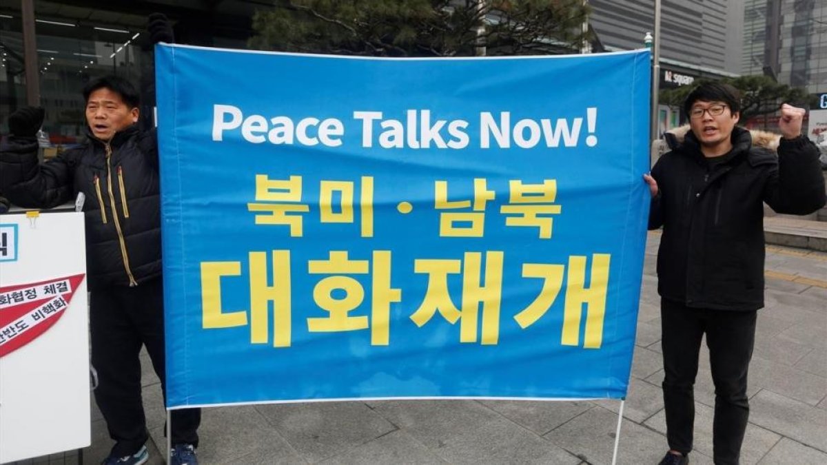 Manifestantes surcoreanos sostienen una pancarta que exige negociaciones de paz con Corea del Norte durante una protesta en Seúl.