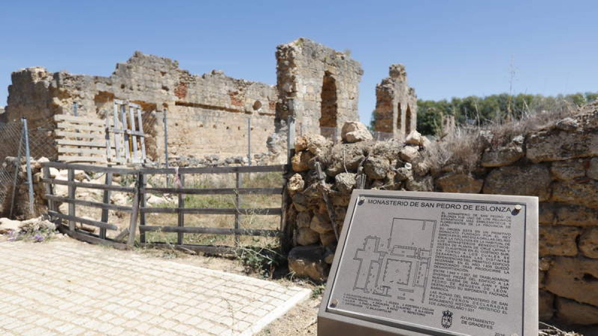 Vista del acceso renovado y la placa informativa, fruto de las últimas obras. Al fondo, los restos del cenobio. JESÚS F. SALVADORES