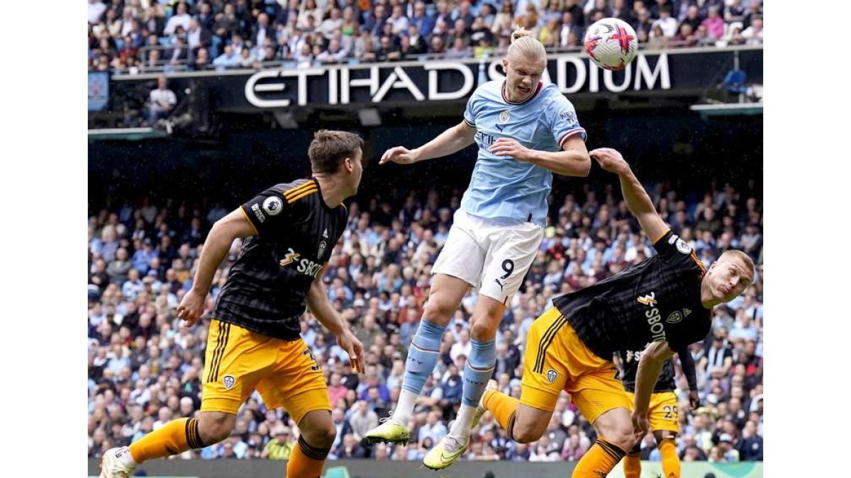 El Leeds, que confirmó su descenso a Championship, en el partido ante el City de Haaland. TIM KEETON