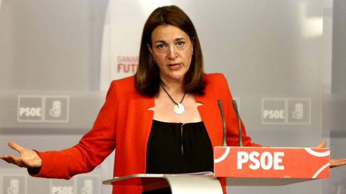 La portavoz del PSOE en el Congreso, Soraya Rodríguez, durante la rueda de prensa en Ferraz.