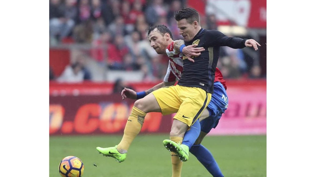 Gameiro inteta controlar el balón ante Amorebieta. MORANTE