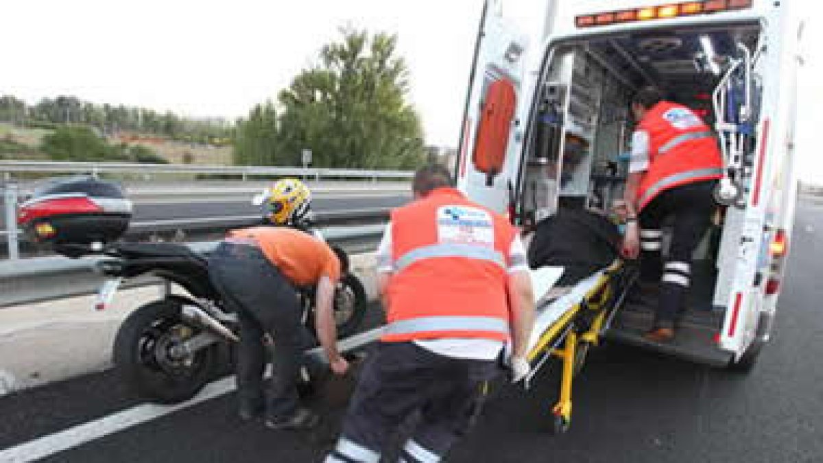La ambulancia traslada al Hospital a un herido en la ronda Sur de León.