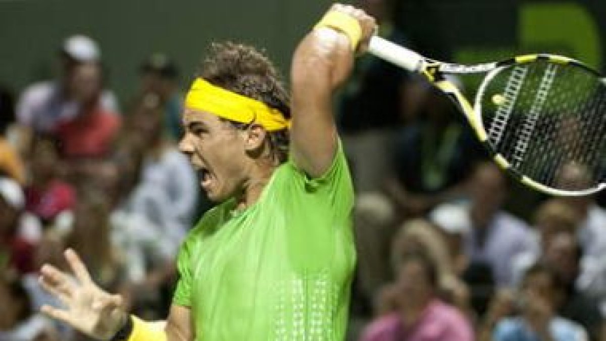 Rafa Nadal ejecuta uno de sus golpes ganadores frente a Federer en la semifinal de Miami.