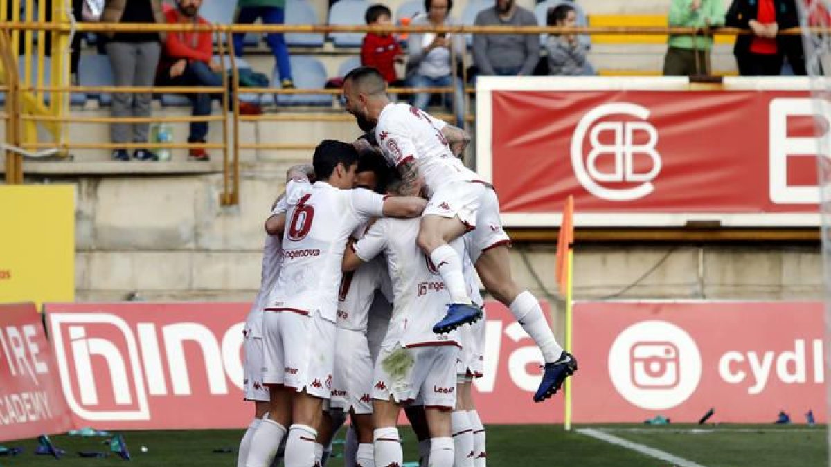 Los jugadores de la Cultural celebran uno de los goles de la victoria