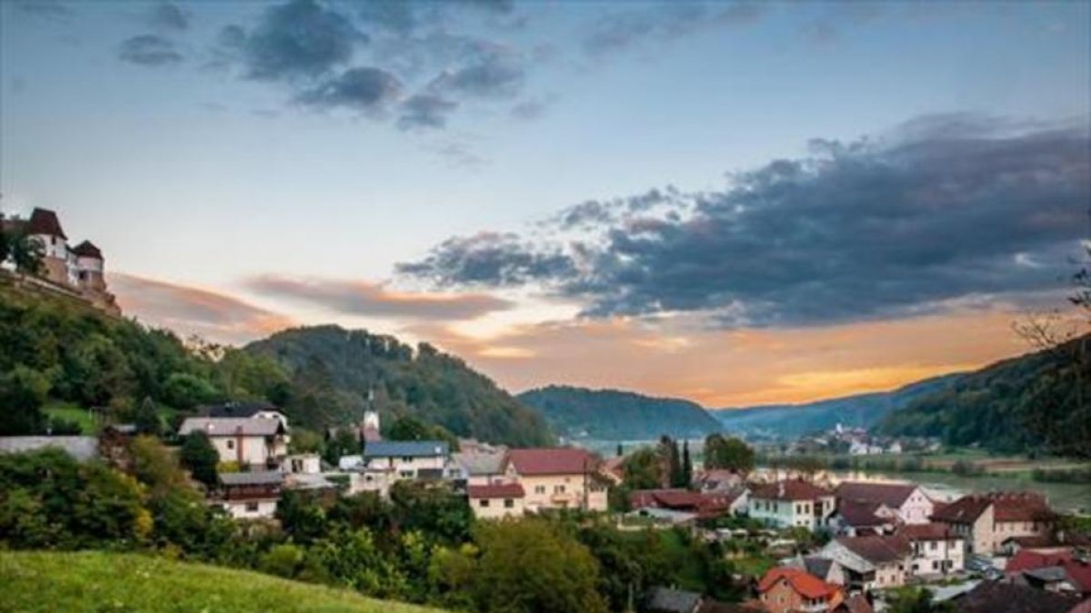 Vista de Sevnica, el bucólico pueblo esloveno donde nació Melania Trump.