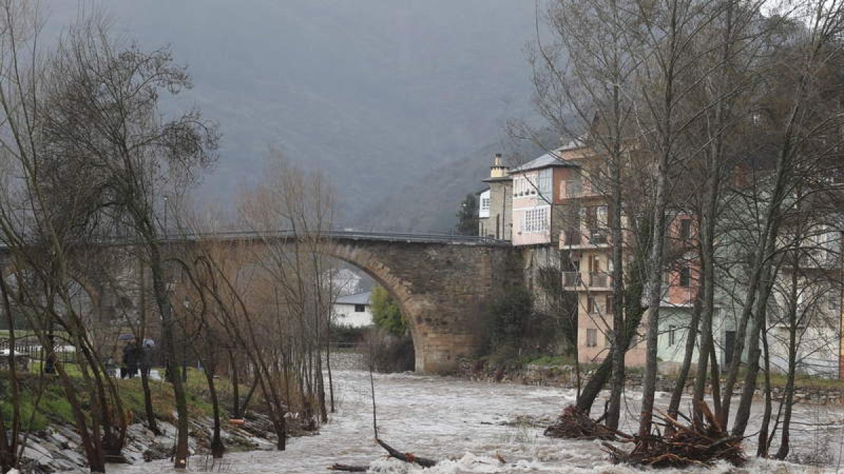 El río Burbia en Villafranca, en imagen de archivo.