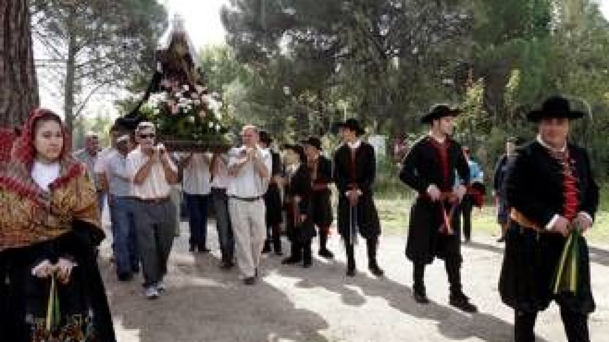 La familia Geijo Domínguez, junto a la centenaria, en el transcurso de la misa que se celebró ayer