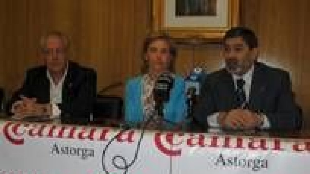 César Luis Alonso, Cristina Hidalgo y Ángel Penas durante la presentación del programa en la Cámara