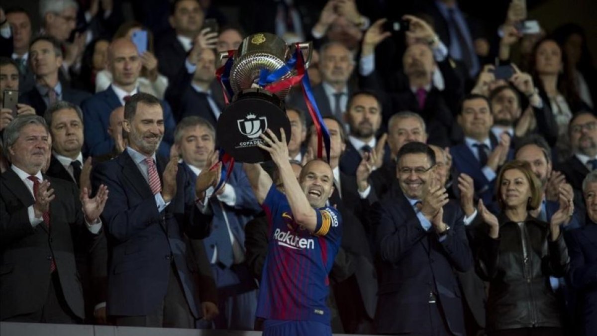 Iniesta recoge la copa del ganador durante la final de la Copa del Rey.