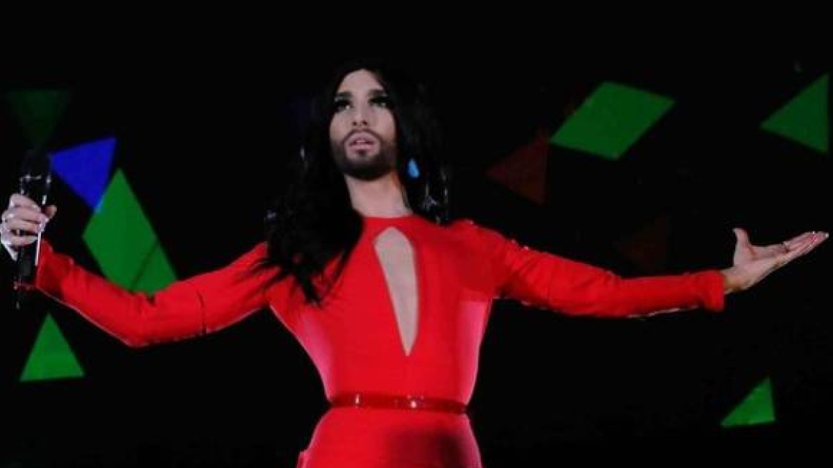 Conchita Wurst, durante su actuación en el Moll de la Fusta.