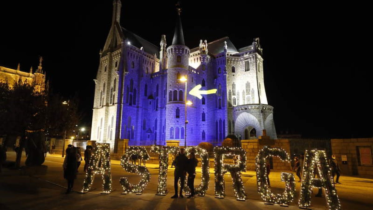 Imagen nocturna del Palacio Episcopal de Astorga. RAMIRO