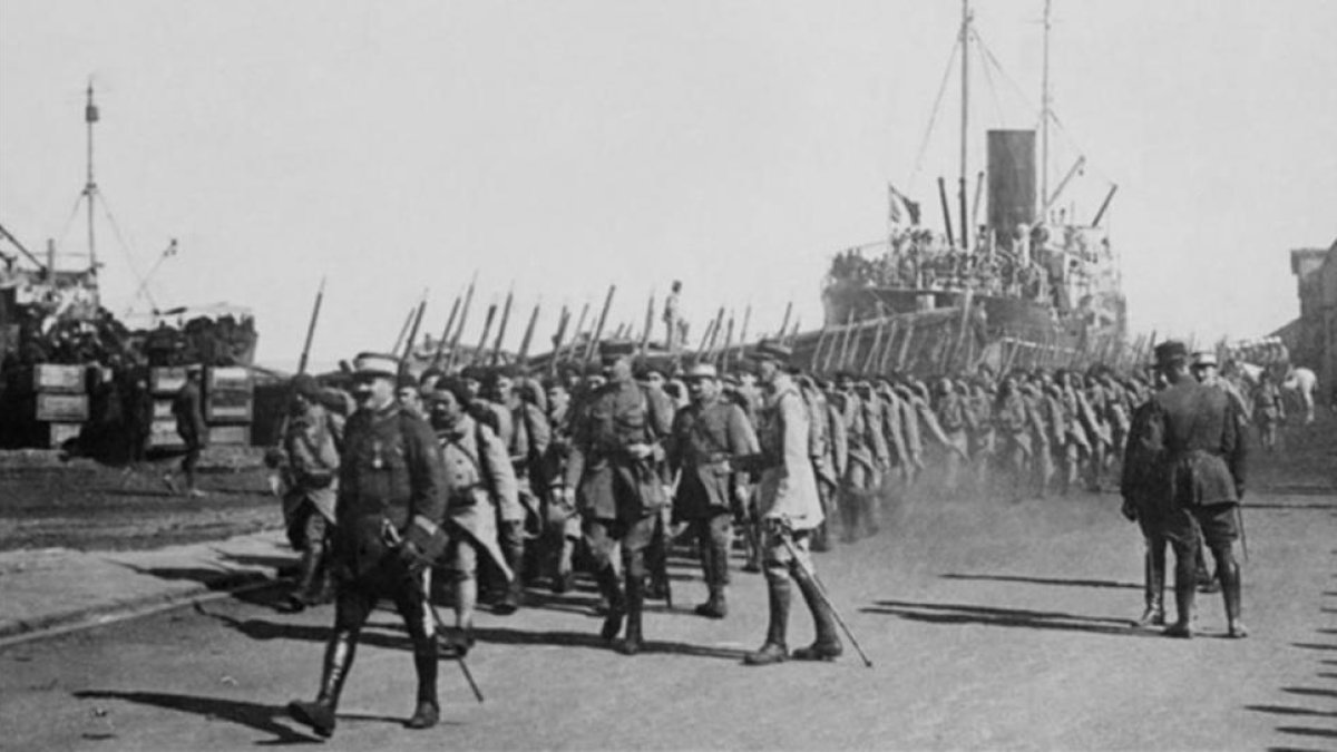 Tropas francesas llegan a Beirut tras las firma de los acuerdos Sykes-Picot.