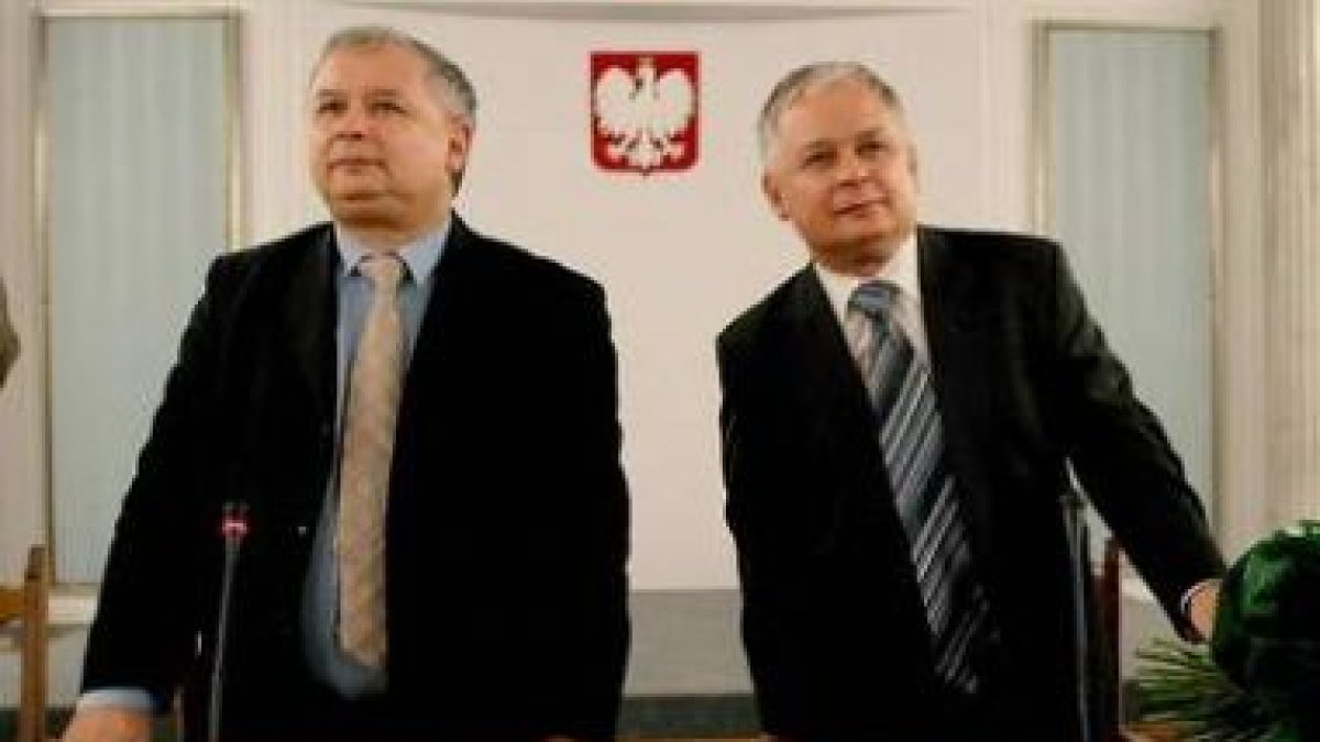 Los hermanos Lech Kaczynski y Jaroslaw Kaczynski.