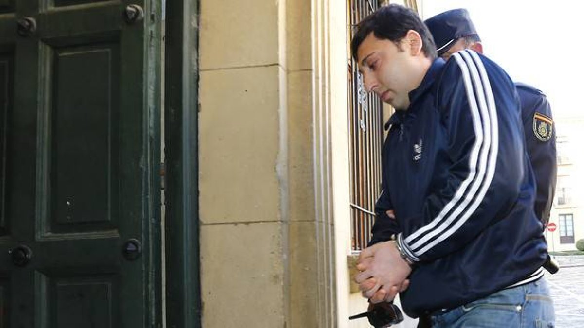 El acusado del crimen de la joven rumana en el barrio de San Mamés a su llegada a los juzgados de León
