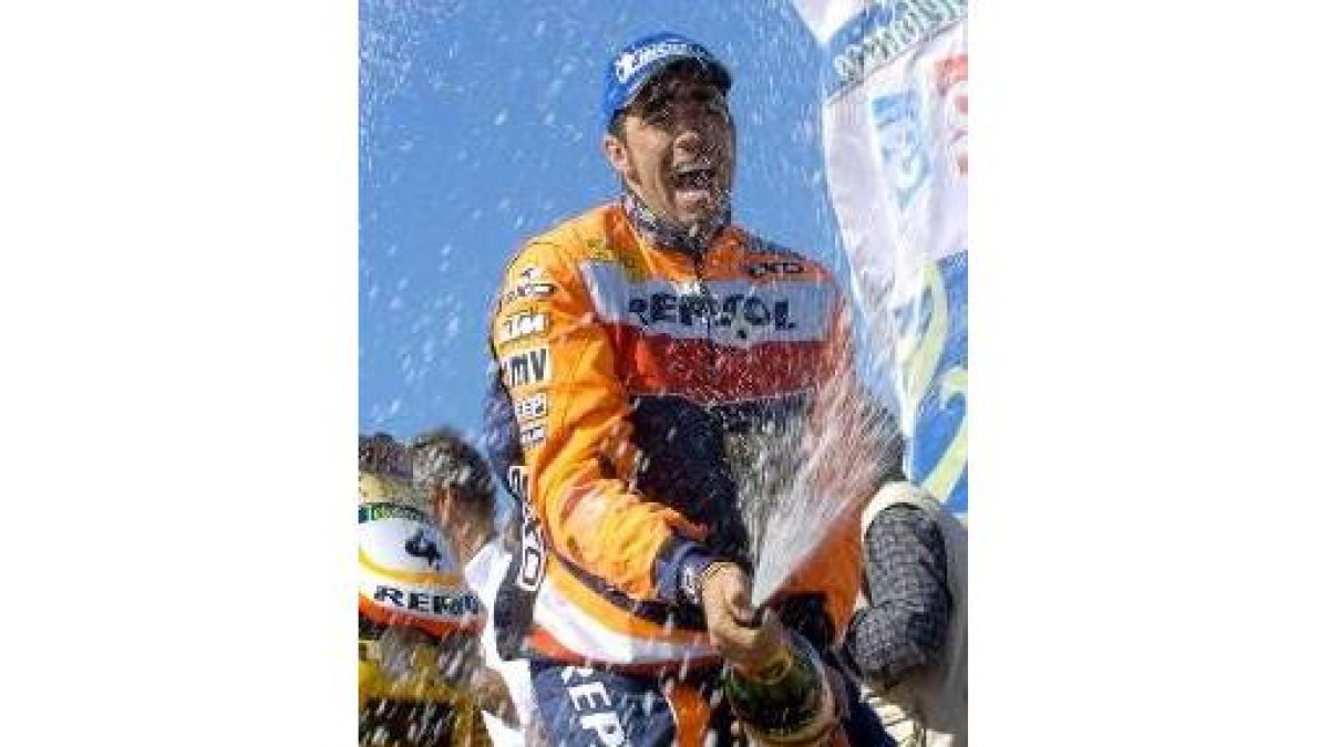 Nani Roma celebra la victoria en motos en el Dakar el año pasado